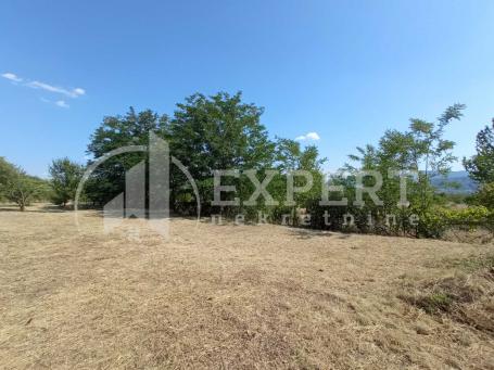 Izdaje se plac u Gornjoj vrežini, 2000m2 sa kancelarijskim prostorom