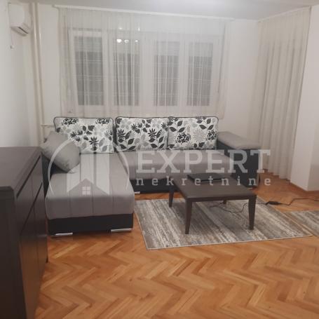 Izdaje se odličan stan u blizini Pravnog fakulteta, 54m2