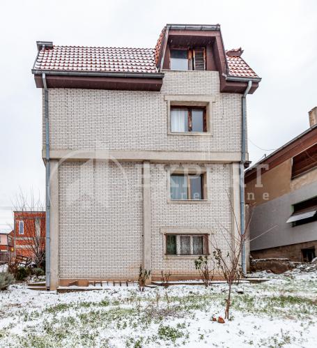 Odlična porodična kuća 320m2,  plac 476m2, Apelovac