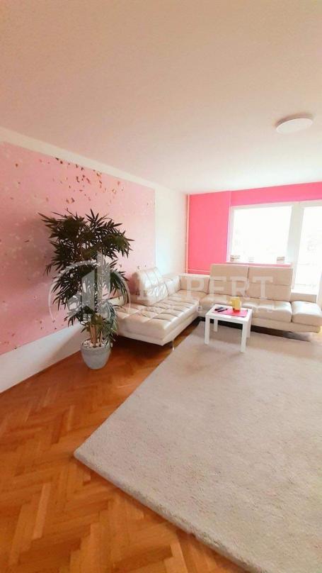 Izdaje se odličan četvorosoban stan kod Pravnog fakulteta, 110m2