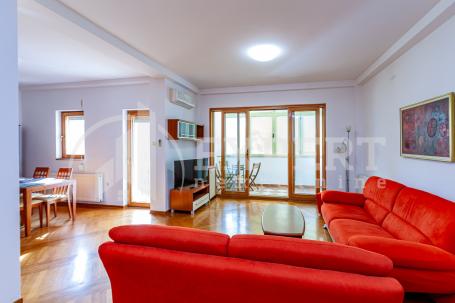 Odličan komforan četvorosoban stan 102m2,  centar - kod  Dušanovog bazara, 1. sprat