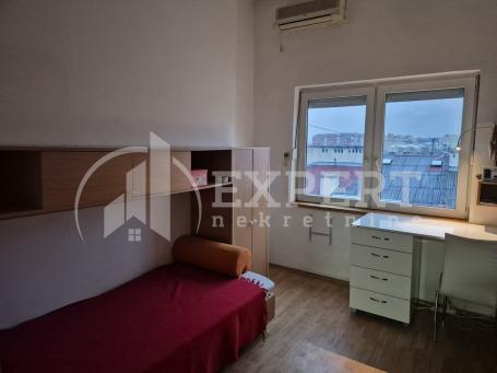 Troiposoban stan 64m2, Crveni Pevac