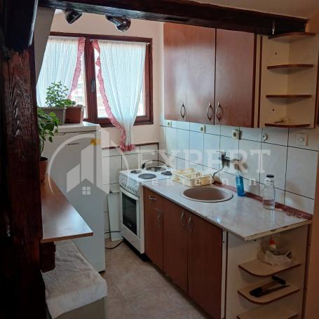 Izdaje se dvosoban stan na Crvenom pevcu, 52m2, grejanje na TA-peć