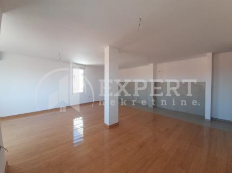 Izdaje se troiposoban nenamešten stan u Panteleju, 113m2