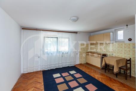 Jednoiposoban stan u kući, prizemlje, deo dvorišta, 40 m2, Apelovac