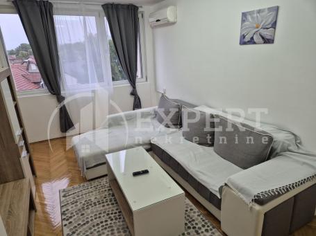Izdaje se dvosoban stan u centru, kod Margera, 55m2!
