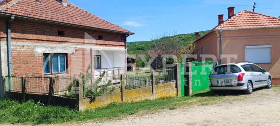 Seosko domaćinstvo, Gornje Brijanje, kuće 180m2, parcele 39.49a