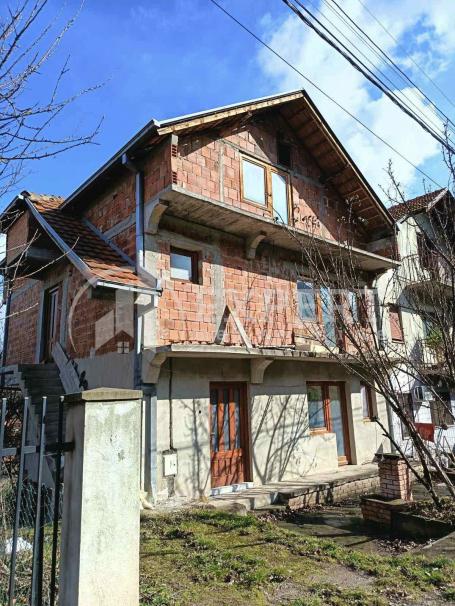 Na prodaju kuća Suvi do, 272m2, na placu 227m2