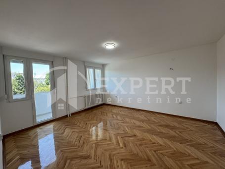 Izdaje se nenamešten dvosoban stan preko puta Gradske bolnice, 59m2