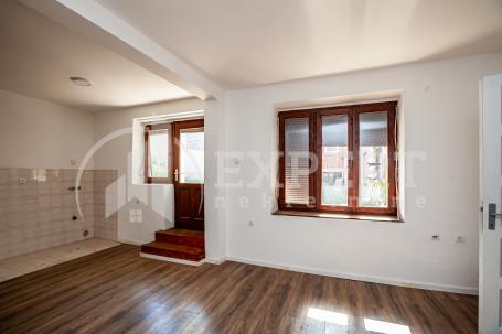 Dvosoban  stan, prizemlje, blizu  Palilulske  pijace, 62 m2, deo dvorišta
