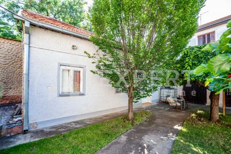 Prizemna  kuća  u  Medoševcu, 147 m2 sa garažom, na  placu od  oko  280 m2