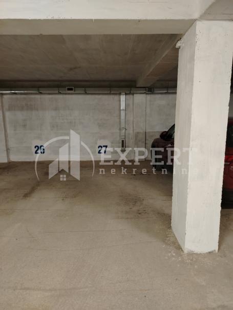 Izdaje se garažno mesto u Zetskoj ulici, 14m2
