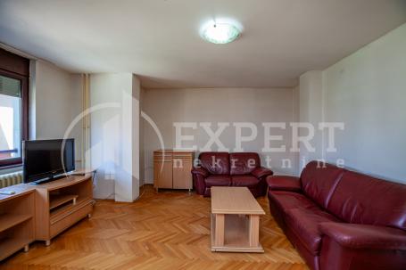 Trosoban stan na Paliluli, drugi sprat, lift, cg