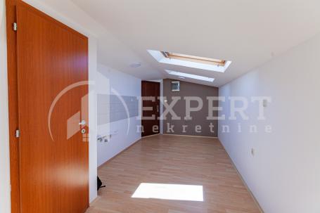 Dvoiposoban  stan , atelje, centar, lift, 68 m2