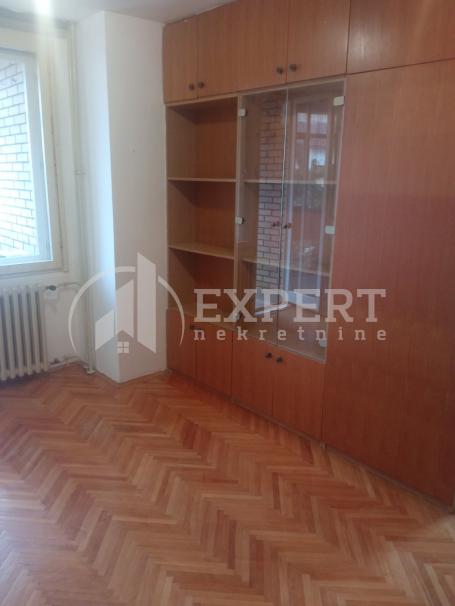 Izdaje se trosoban stan na Trošarini, 75m2, na petom spratu