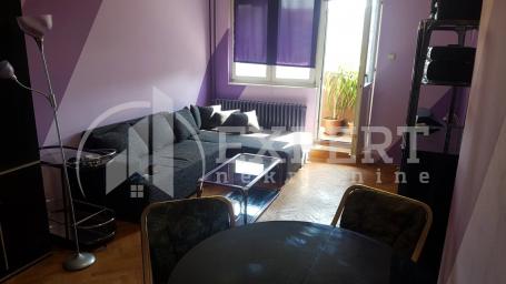 Izdaje se troiposoban stan na Sinđelićevom trgu 77m2!