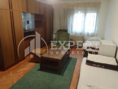Izdaje se stan za smeštaj radnika, a može i kao posovni prostor 90m2!