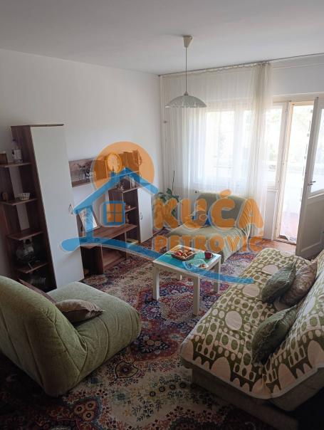 Izdaje se trosoban stan u blizini Medicinskog fakulteta i PMF-a, 70m2!