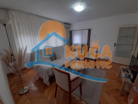 Izdaje se dvoiposoban stan u strogom centru, nadomak pešačke zone, 54m2, cg