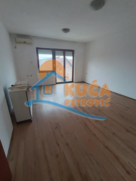 Izdaje se stan u kući na Ledenoj steni, 74m2