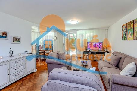 Kuća sa 3 stambene jedinice i 2 garaže, parcela 484m²