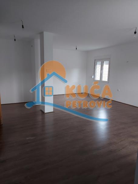 Izdaje se stan u kući u Brzom Brodu, 117m2