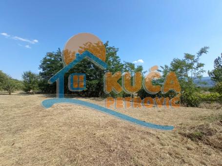 Izdaje se plac u Gornjoj vrežini, 2000m2 sa kancelarijskim prostorom