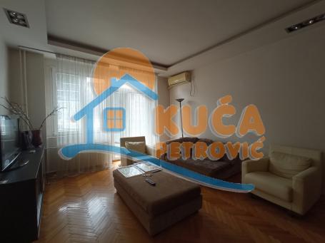 Izdaje se stan u strogom centru grada, 105m2