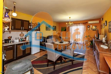 Kuća  u  nizu, nas. B. Bjegović, 300 m2, na  placu  od  209 m2