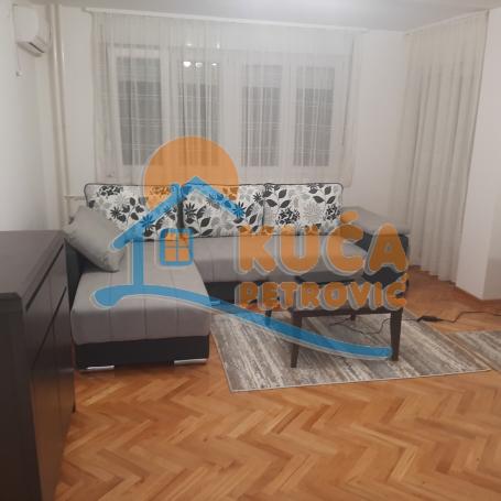 Izdaje se odličan stan u blizini Pravnog fakulteta, 54m2