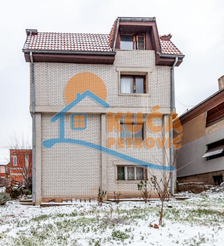Odlična porodična kuća 320m2,  plac 476m2, Apelovac