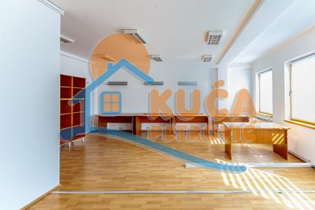 Trosoban stan 78m2, centar, kod crkve Sv. Luka