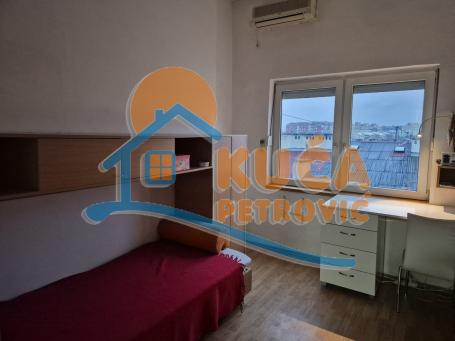 Troiposoban stan 64m2, Crveni Pevac