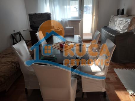 Prelep četvorosoban stan 83m2, centar, kod Pravnog fakulteta