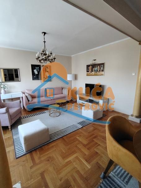 Izdaje se lux, trosoban stan u centru Niša, 77m2