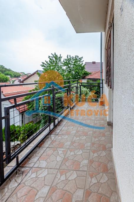 Na prodaju dvospratna porodična kuća