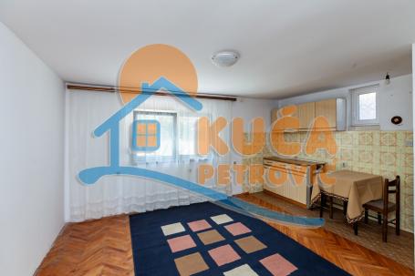 Jednoiposoban stan u kući, prizemlje, deo dvorišta, 40 m2, Apelovac