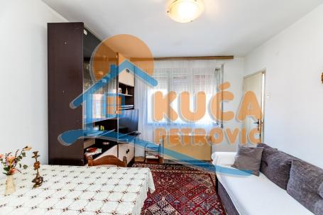 Jednoiposoban stan u kući, prvi sprat, deo dvorišta, 38 m2, Apelovac