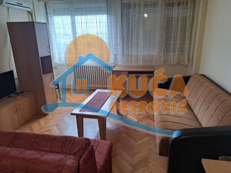 Izdaje se odlična garsonjera na Bulevaru Nemanjića. 29m2