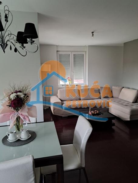 Trosoban stan 70m² sa liftom kod keja i Gimnazije 9. maj
