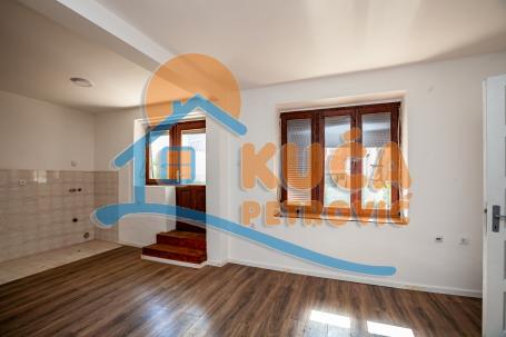 Dvosoban  stan, prizemlje, blizu  Palilulske  pijace, 62 m2, deo dvorišta