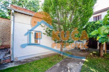 Prizemna  kuća  u  Medoševcu, 147 m2 sa garažom, na  placu od  oko  280 m2