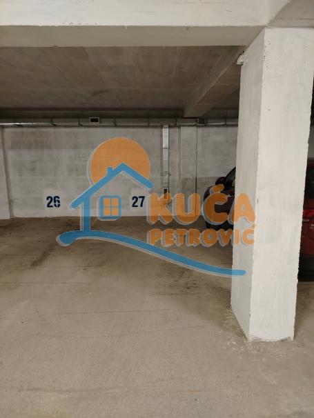 Izdaje se garažno mesto u Zetskoj ulici, 14m2