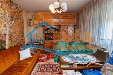Na prodaju kuća 180m2 na 3,7 ara placa sa garažom od 23m2