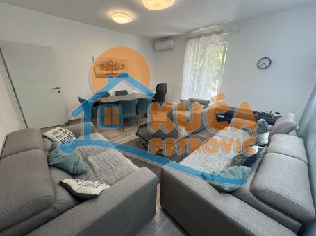 Izdaje se 3.0 stan, 67m2, I sprat, odlična lokacija, Kičevo