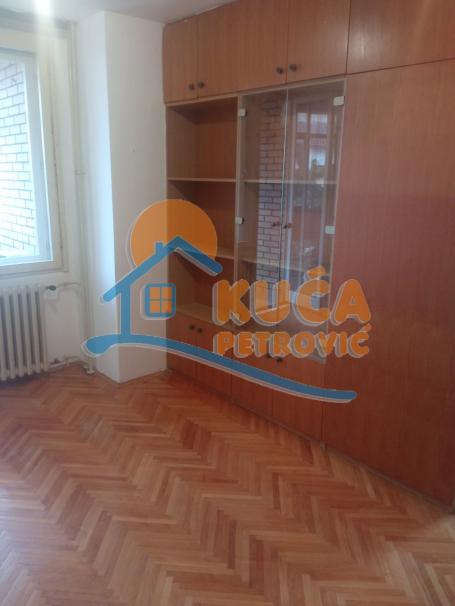 Izdaje se trosoban stan na Trošarini, 75m2, na petom spratu