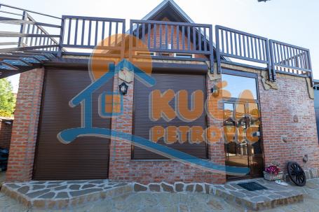 Kvalitetna  kuća  u  alpskom stilu, 267 m2  na placu od 501 m2  i  montažna  hala od 100 m2