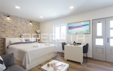 Renovirani studio apartman 30 m² u srcu Kaštel Gomilice