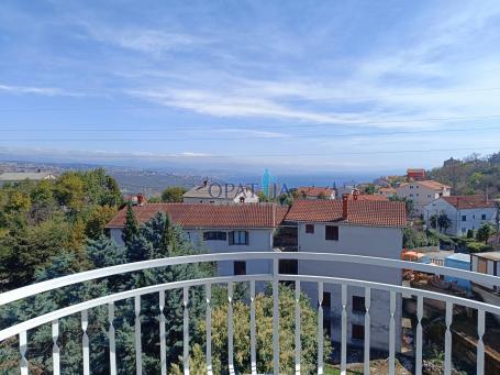 Pobri - prekrasan stan s velikom terasom i pogledom na more 