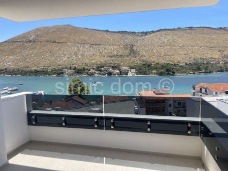 Prostrani penthouse s pogledom blizu plaže, Grebaštica